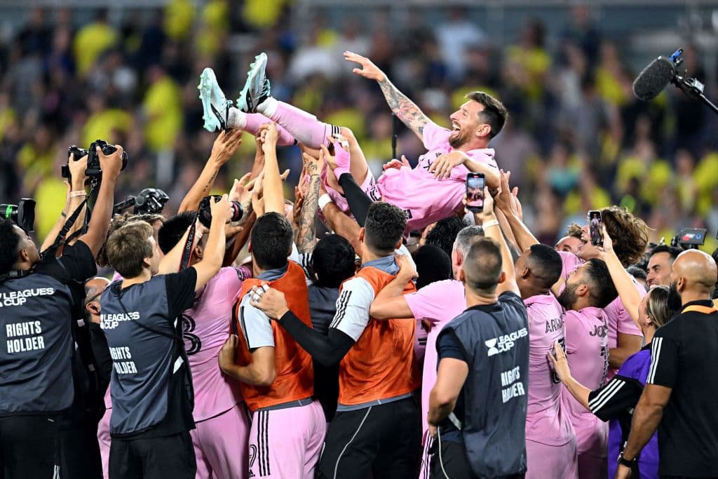 Solo llegar a la MLS y su mano, o su pie, se sintió enseguida.
<br>Se coronó con el Inter Miami en la Leagues Cup en una difícil final ante Nashville que se definió en penales tras un obstinado 1-1.
<br>El tanto de los de Florida fue de Leo.
<br>