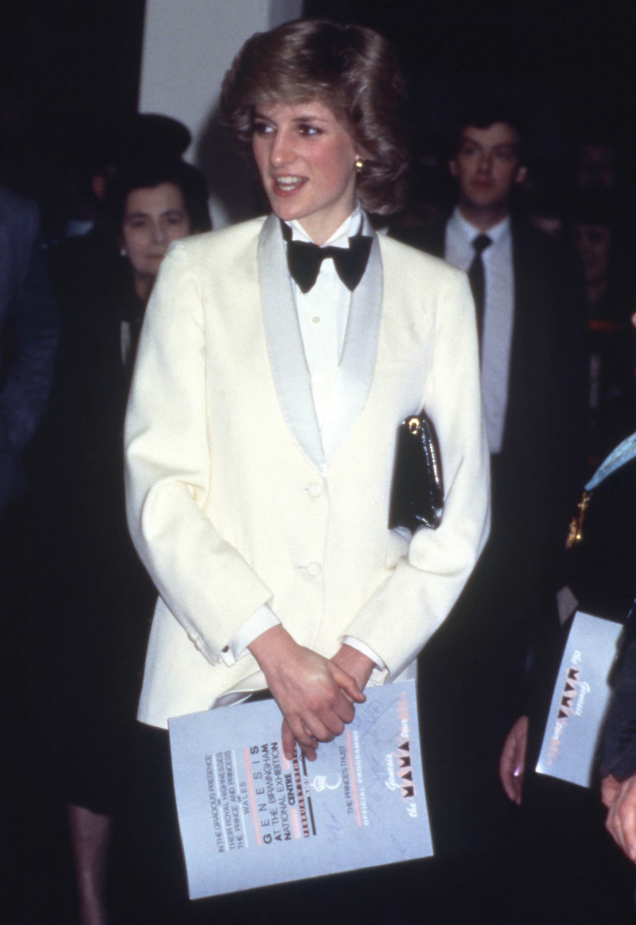 En una inusual ocasión, en febrero de 1984 para asistir a un concierto de rock vimos a Lady Diana usar un tuxedo combinado de pantalón negro y chaqueta blanca de la diseñadora Margaret Howell, justo cuando estaba embarazada del príncipe Harry.