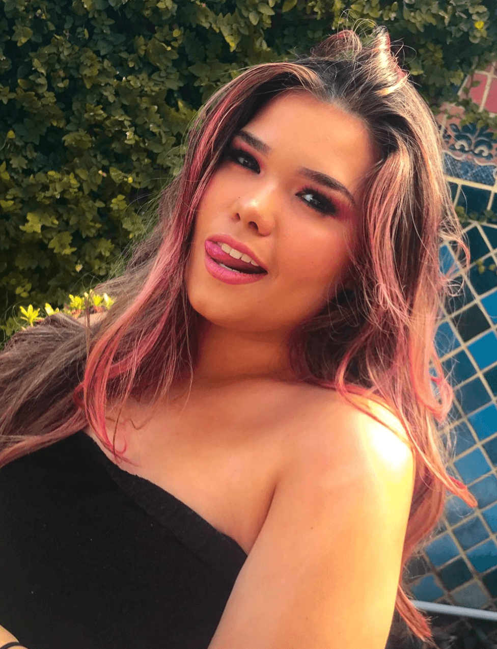 Además, presume que le gusta cambiarse el color de cabello, pues lo ha tenido rosa, azul y naranja.