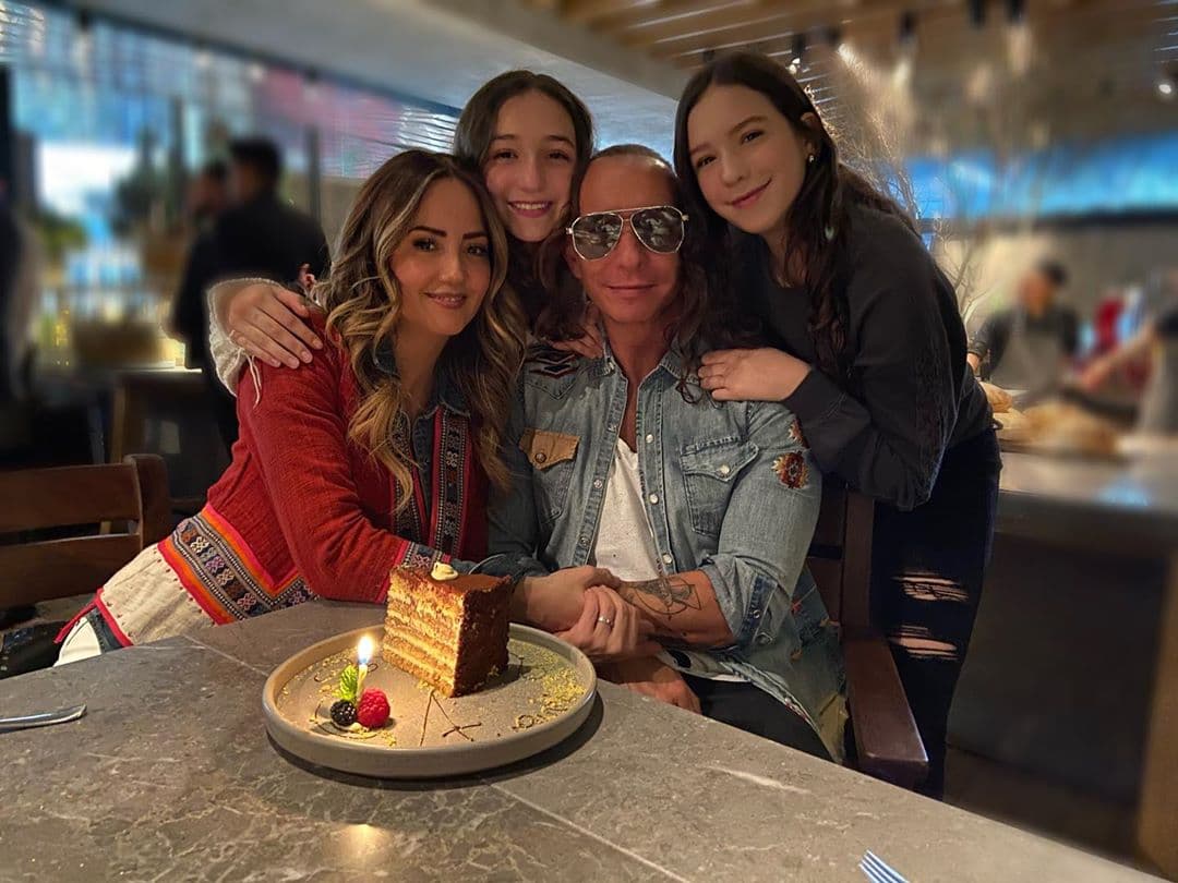 Ella fue la más afectada de su familia, ya que tanto sus hijas como
<b>Erik Rubín,</b> presentaron síntomas mucho más leves.