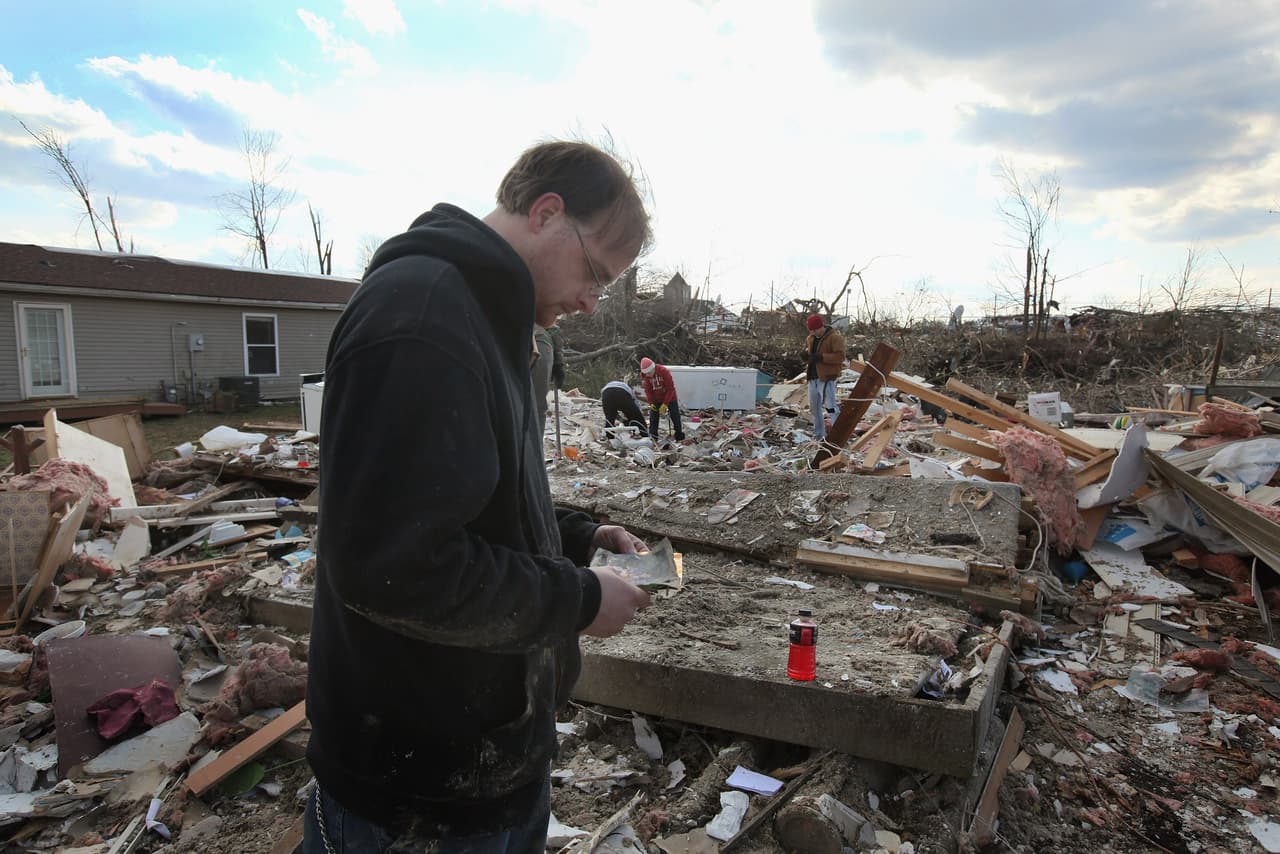 <b>Puesto 17. Tornados del sur y Medio Oeste (42 muertos). Marzo 2012</b>. Una serie de 75 tornados arrasaron seis estados, causando daños por más de tres mil millones de dólares. Un tornado con vientos de 200 mph golpeó fuertemente el condado de Clark, Indiana. Dejó pérdidas de más de 3,000 millones de dólares.
<br>