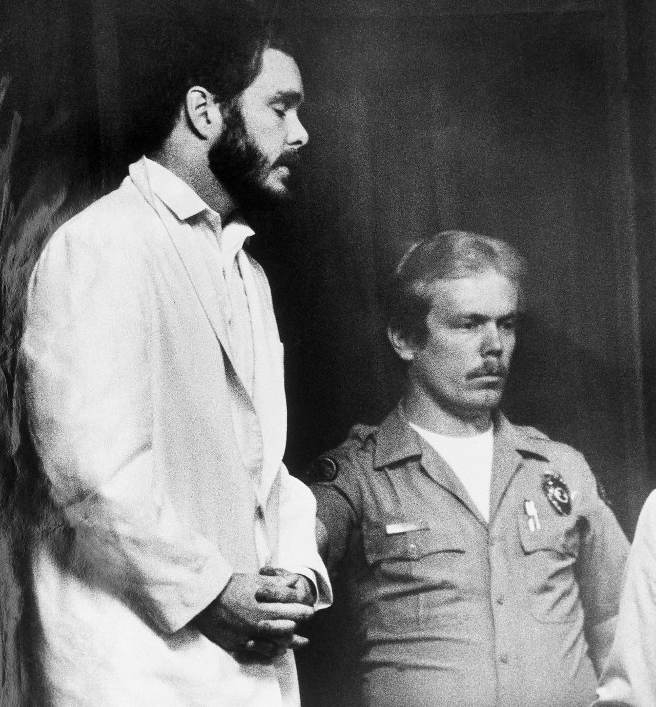 La relación era tormentosa, lo que ahora se conoce como “tóxica”, motivo por el cual
<b>la joven actriz decidió ponerle fin, pero él acudió a su casa y la estranguló por alrededor de cinco minutos.</b> Un compañero actor lo encontró en el suelo y John confesó el crimen. Dominique fue llevada al hospital, tenía muerte cerebral y cuatro días después su familia decidió desconectarla del soporte vital.