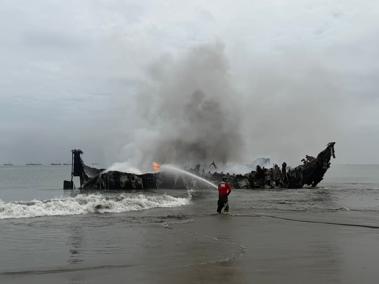 Algunas embarcaciones ardieron por más de 30 horas tras ser arrastradas por el viento a playas cercanas.