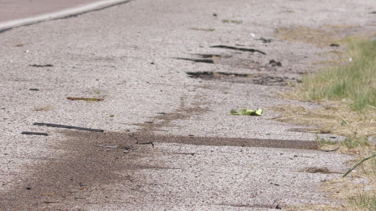 Jesús Espinoza, quien conducía la camioneta, perdió el control y cruzó hacia la orilla de la carretera impactando al hombre y a la mujer.