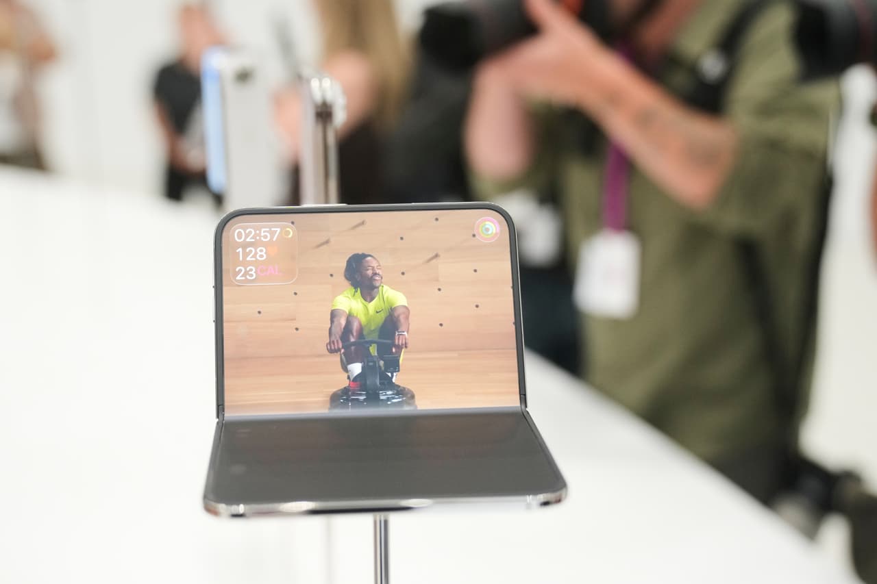 Su pantalla tiene un tamaño de 7.6 pulgadas, la pantalla más grande en un iPhone.
