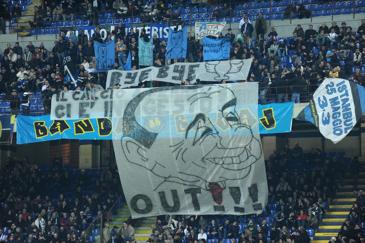 Otros muy ingeniosos son los fanáticos del Inter de Milán. En esta manta del 2006, critican a Silvio Berlusconi, el dueño del AC Milán y primer ministro de Italia hasta el 2011, cuando un escándalo sexual lo separó del cargo.