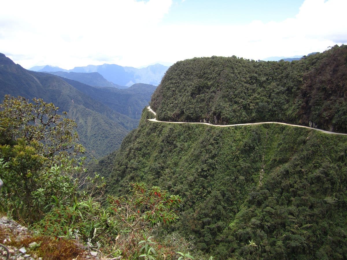<b>Carretera de la Muerte o Camino de las Yungas (Bolivia)</b>
<br>Su nombre ya lo dice todo. Conecta la capital del país, La Paz, con Coroico, en la región andina de Los Yungas. Tiene solo 10 pies (3 metros) de ancho en algunos tramos para los dos sentidos y la conducción se complica todavía más con las frecuentes nieblas y lluvias.