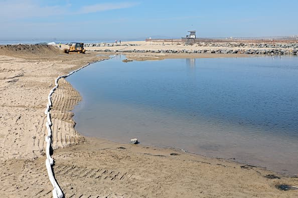 De acuerdo con datos del
<a href="https://www.latimes.com/california/story/2021-10-04/orange-county-oil-spill-amplify-energy-past-problems" target="_blank">LA Times</a>, la empresa responsable del derrame tiene un largo historial de incidentes e infracciones por incumplimiento de medidas federales y hace cuatro años sometió una declaración de bancarrota.