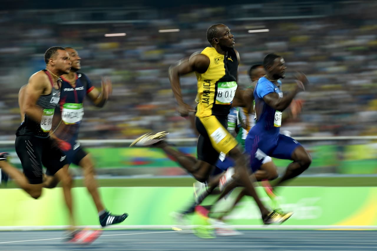 A la mitad de la competencia Bolt estaba detrás de Gatlin, así llegaron también a los 60 metros, pero entonces surgió la magia de Usain en los últimos 40 metros.