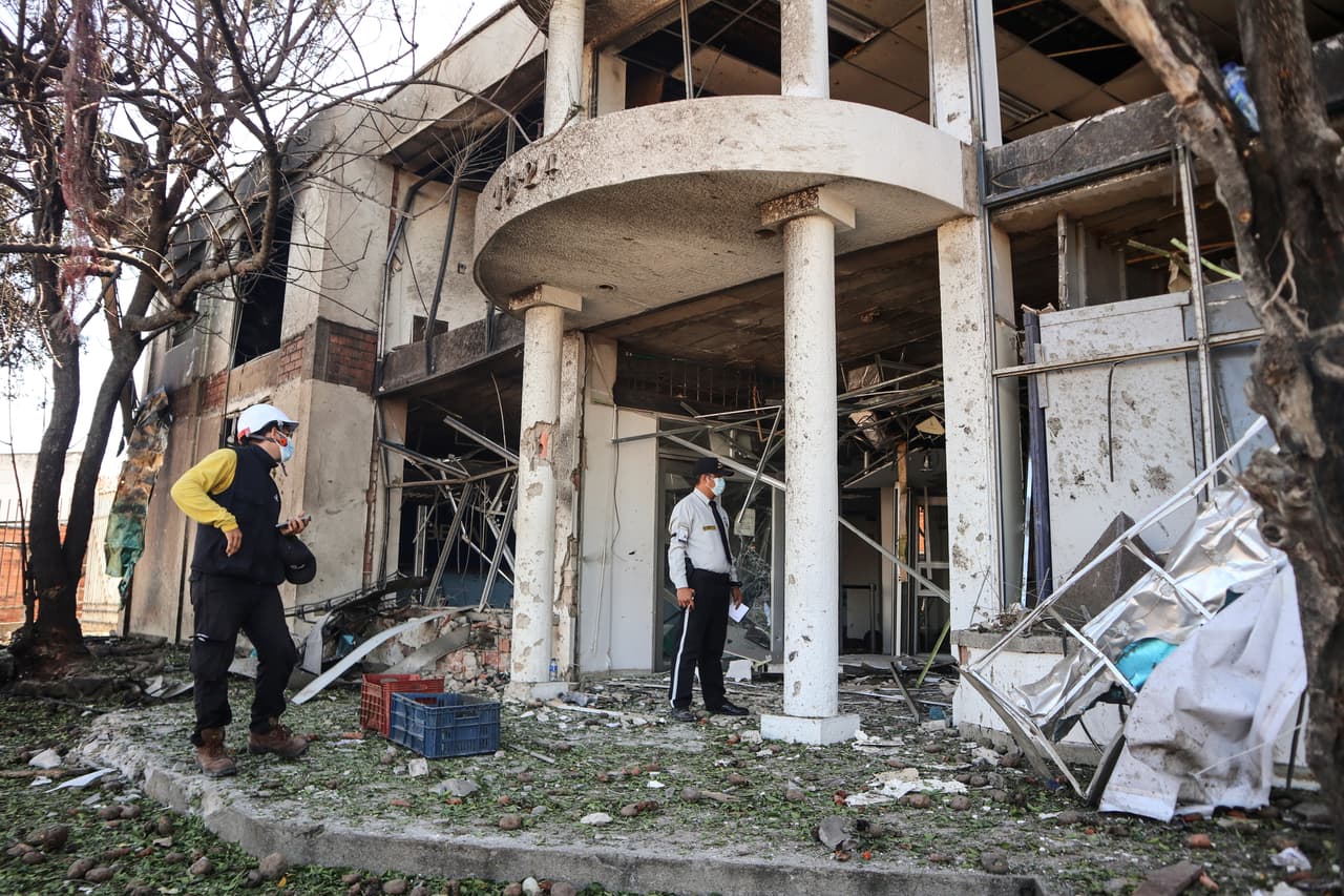 La policía inspecciona el lugar tras la explosión de un camión frente a una comisaría en Cúcuta, Colombia, el sábado 1 de agosto de 2026. (Foto AP/Mario Caicedo)
<br>