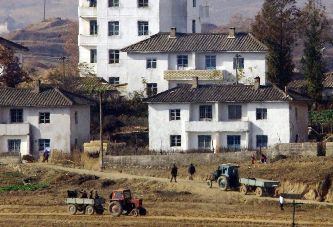 <h3 class="cms-h3-H3">3. Crearon una ciudad de mentiras para intimidar</h3>
<br>
<br>En 1953, la guerra en la Península de Corea llegó a su fin con la creación de una zona desmilitarizada en la frontera que dividiría ahora a los dos países: Corea del Norte y Corea del Sur. A solo dos millas de esa zona, Corea del Norte decidió construir Kijong-dong (FOTO), una ciudad que nadie podría visitar.