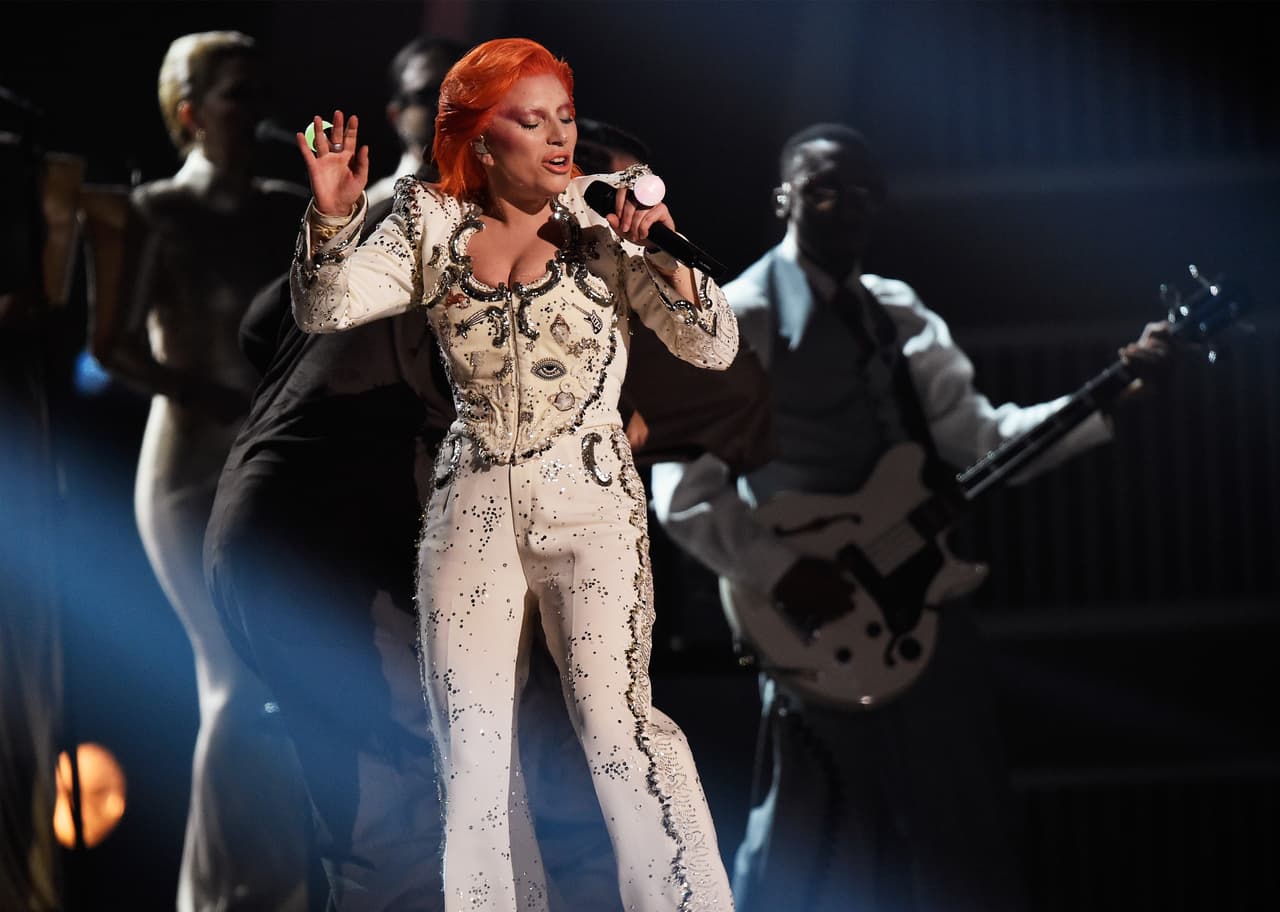 Con toda la entrega realizó uno de los mejores homenajes al 'Camaleón del Rock'.