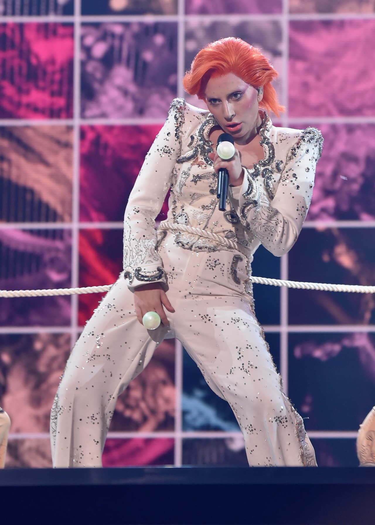 BOWIE, SU MEJOR RAZÓN PARA VOLVER A BRILLAR EN EL GRAMMY. En la reciente edición de los GRAMMY Awards, hizo una magnífica presentación en homenaje al fallecido David Bowie.