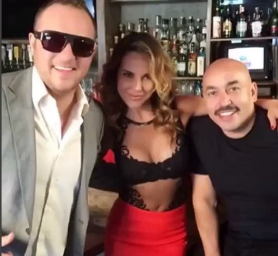 Para empezar compuso una canción para el tequila de Kate del Castillo, quien está involucrada en este escándalo.