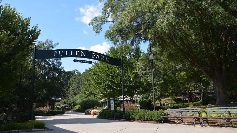 Fundado en 1887, Pullen Park es el primer parque público de Carolina del Norte, el quinto parque de diversiones en funcionamiento más antiguo de los EEUU y el 16 más antiguo del mundo.