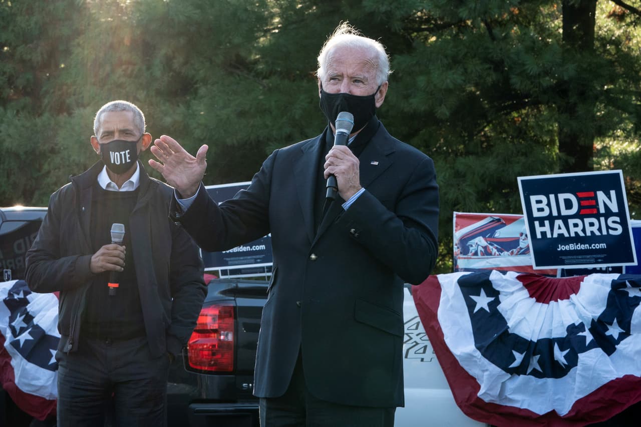 Barack Obama y Joe Biden hacen campaña el sábado 31 de octubre en Michigan.