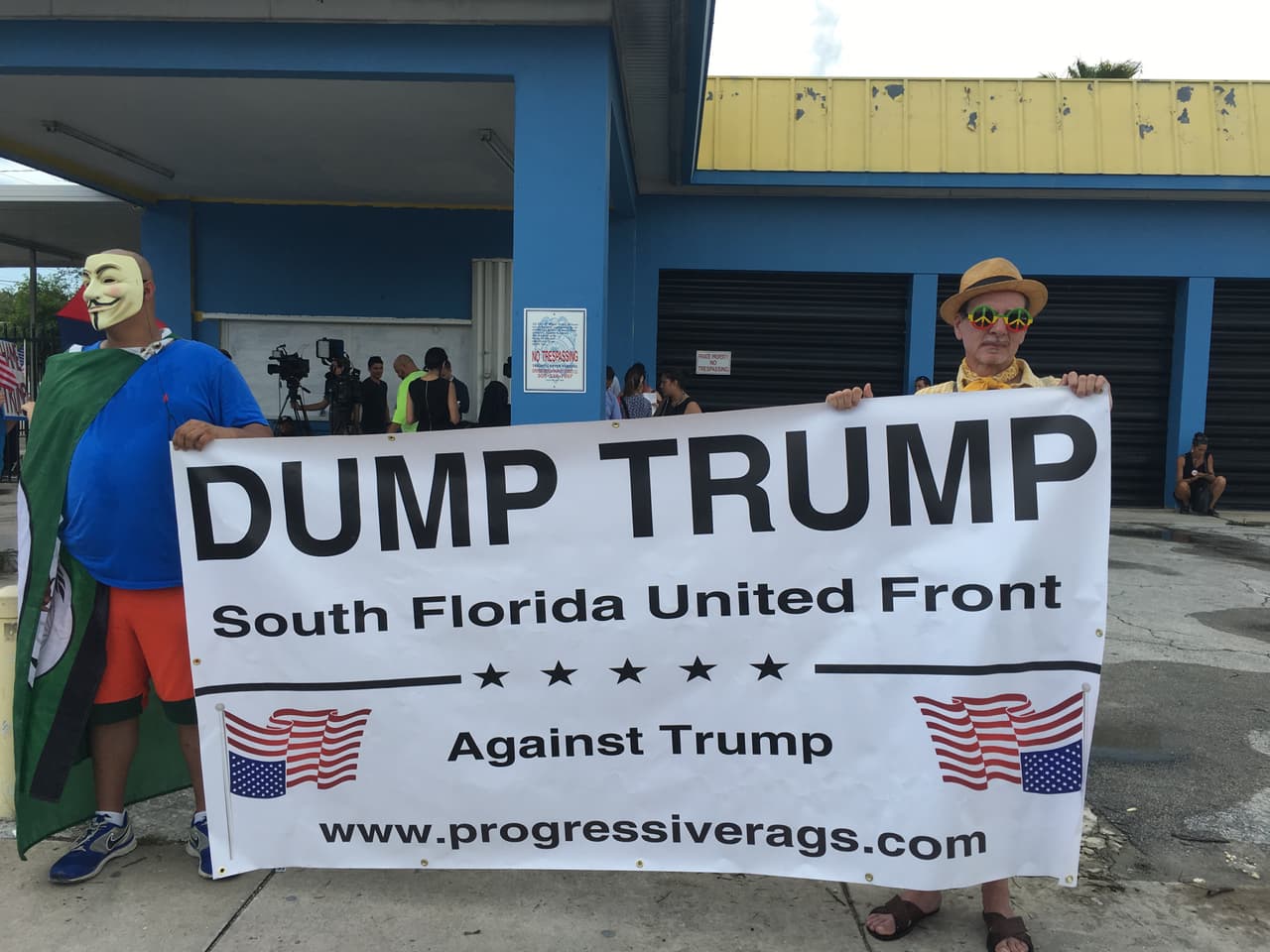 Estos manifestantes parecieron pensar que cualquier atuendo es bueno para protestar contra las políticas del presidente Trump.