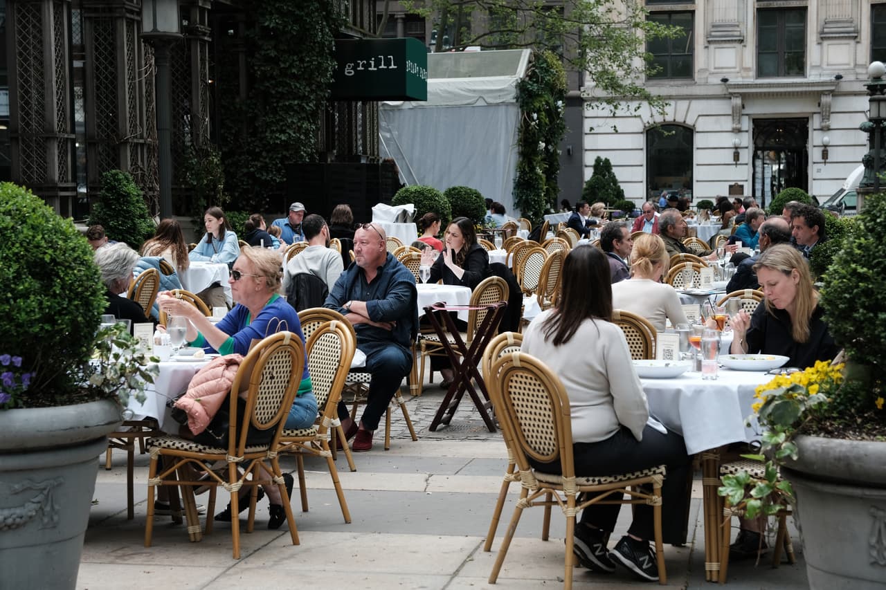 Desde este lunes termina el toque de queda en bares y restaurantes de Nueva York