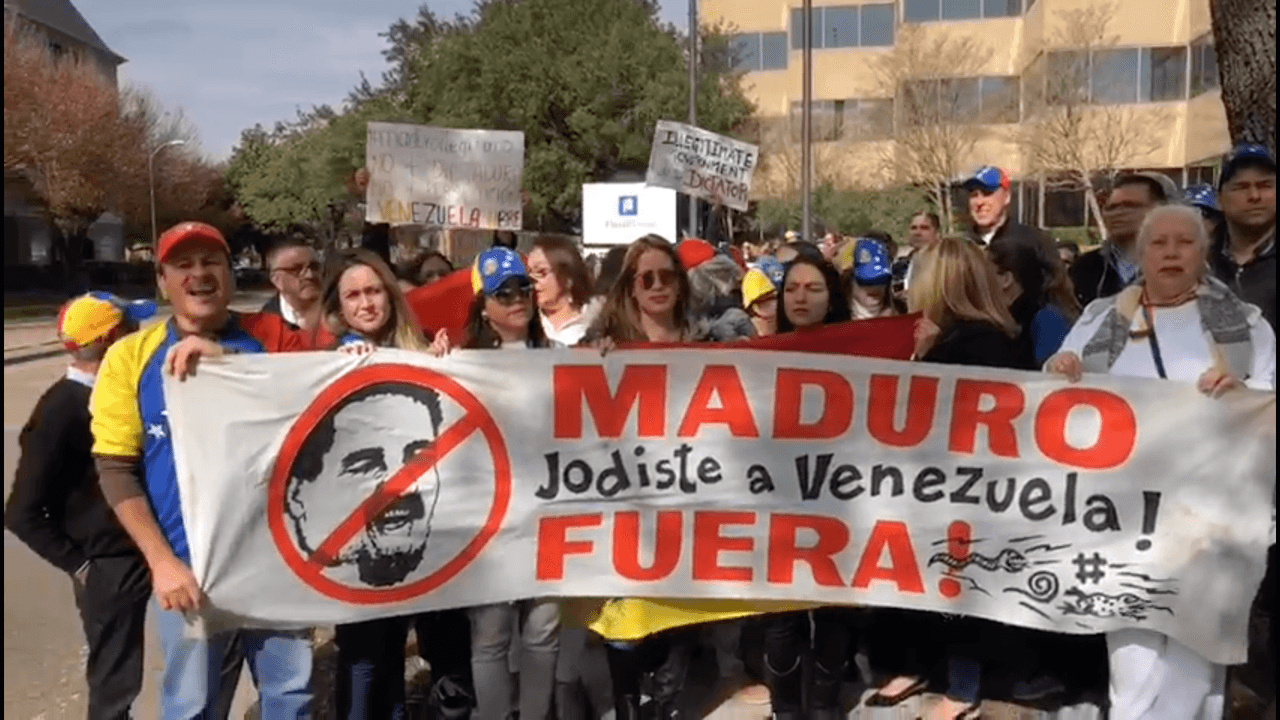 En carteles y pancartas plasmaron fuertes mensajes de rechazo a Maduro.