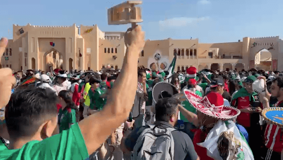 Las matracas no paran de sonar en medio del encuentro entre México y Polonia en Qatar.