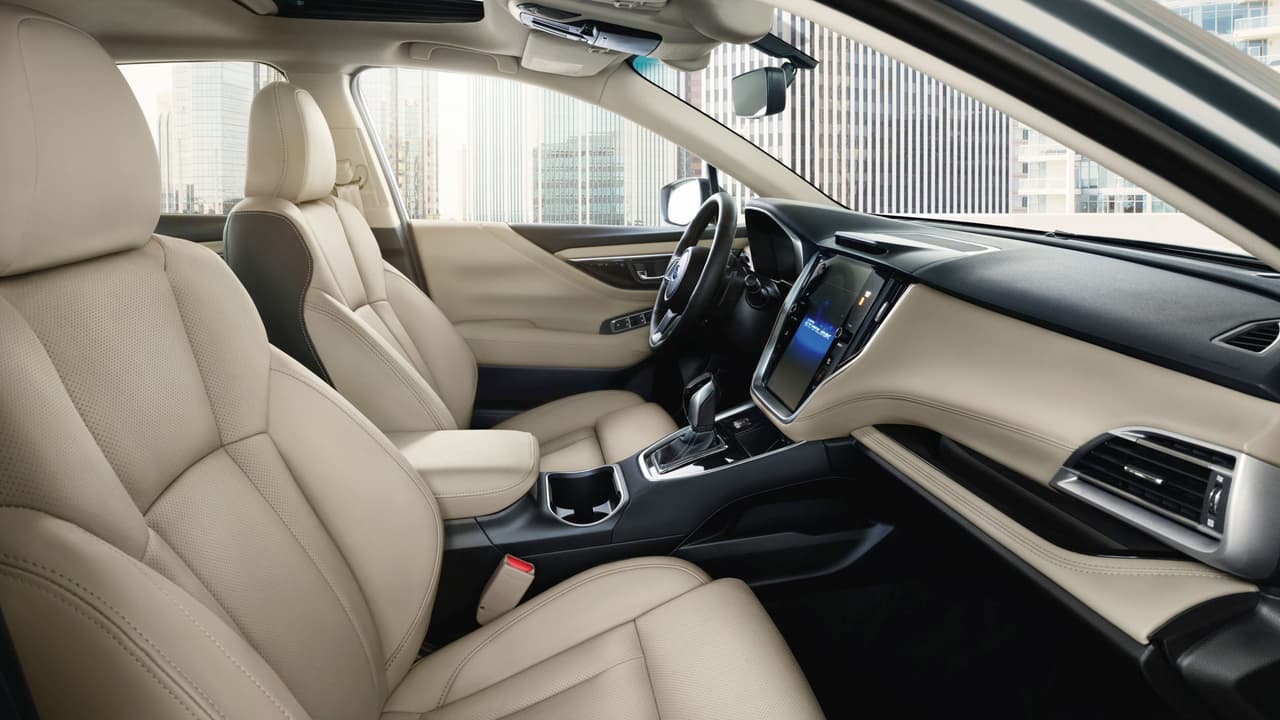 La cabina del nuevo Subaru Legacy 2020 muestra un
<b>diseño fluido, moderno y elegante</b> que contrasta fuertemente con los diseños actuales de Subaru y especialmente con el Legacy 2019 que cuenta con un diseño que podría ser descrito como un actualización extrema de los diseños de lo 1990s.