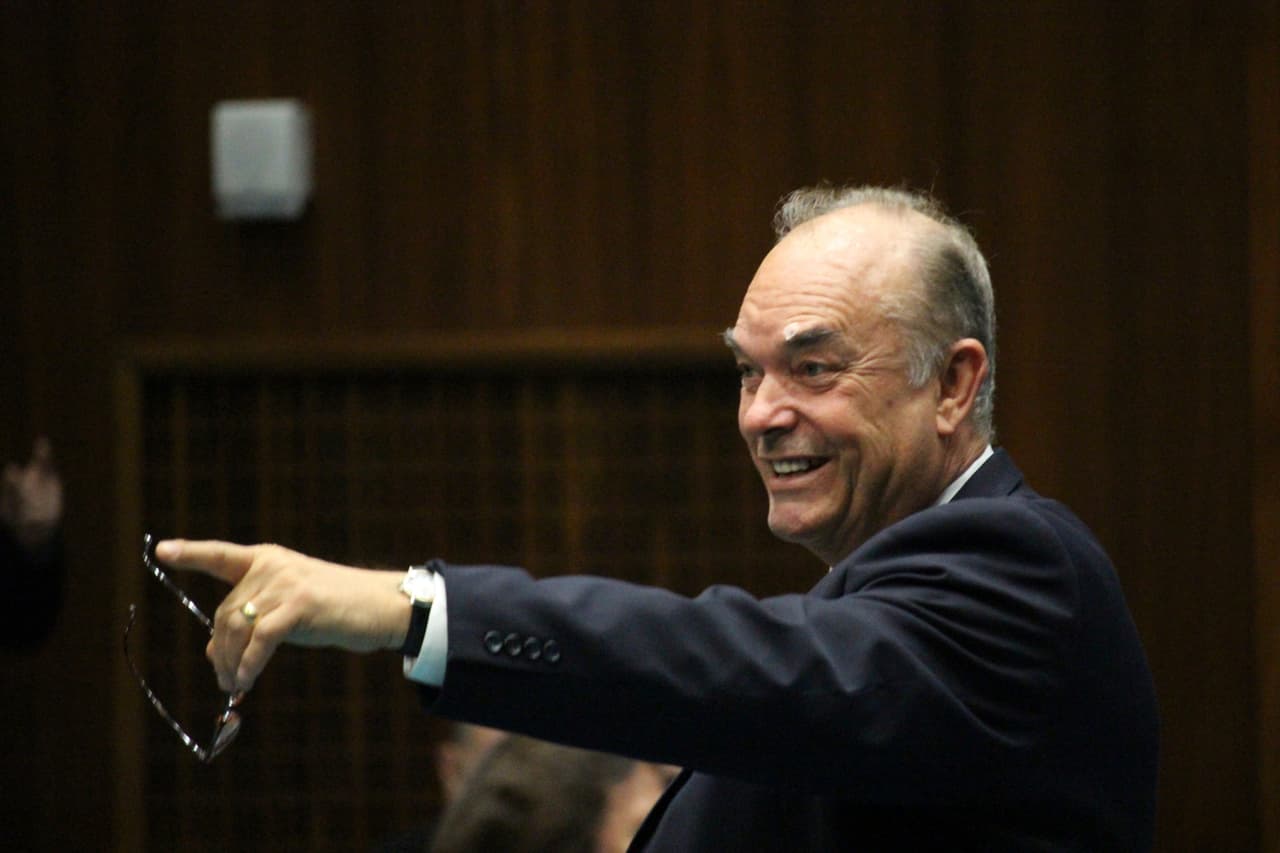 Don Shooter, líder del comité de presupuesto de la legislatura estatal, es suspendido tras nueva acusación de acoso sexual