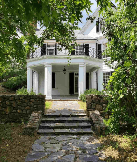 M. Peterson, un conocido novelista y excandidato a la alcaldía de Durham, fue acusado del homicidio de su esposa, quien fue encontrada cubierta de sangre al pie de una escalera.