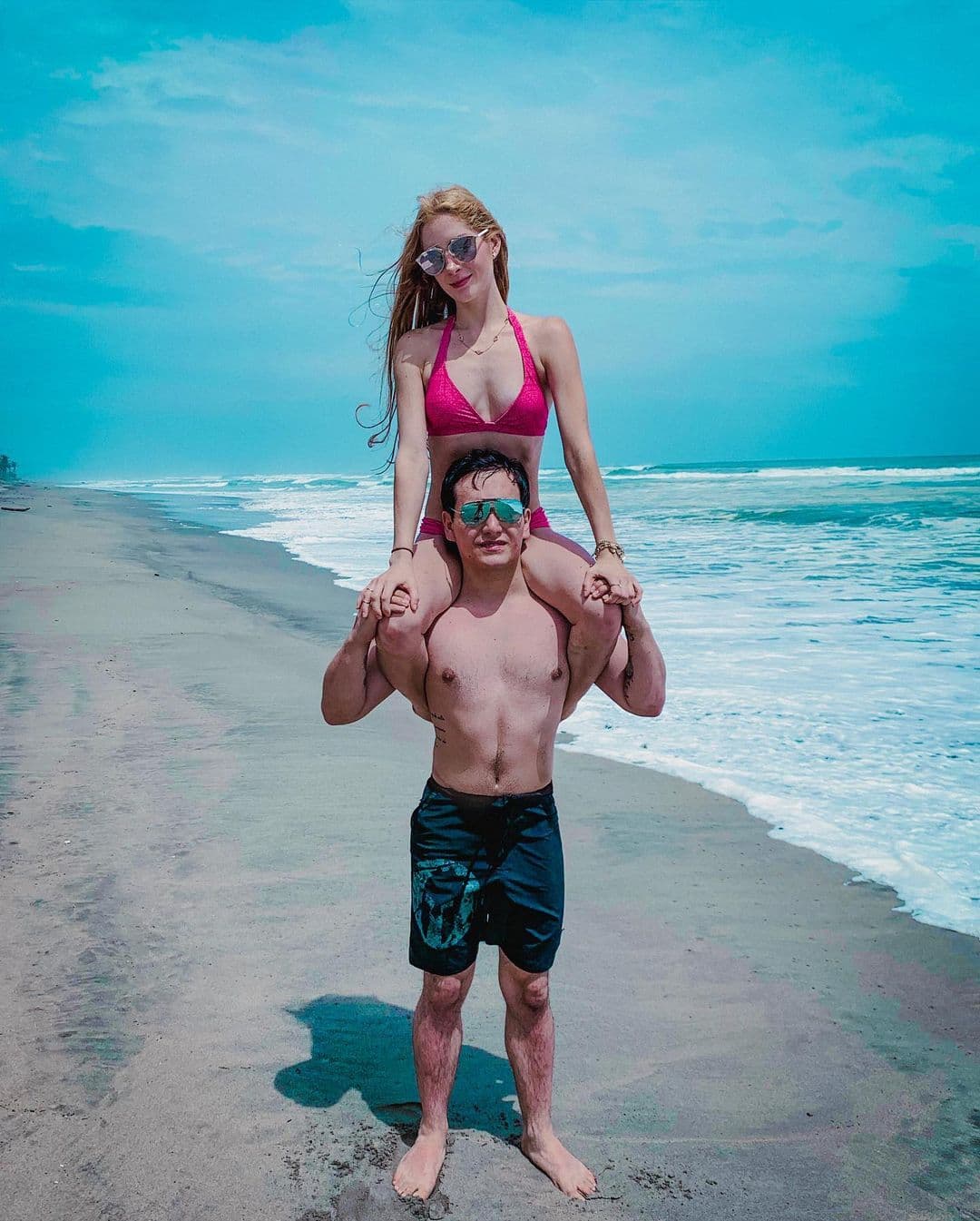 Imelda cuenta con el apoyo incondicional de su esposo y su suegra, para así abrirse camino en el mundo del espectáculo.