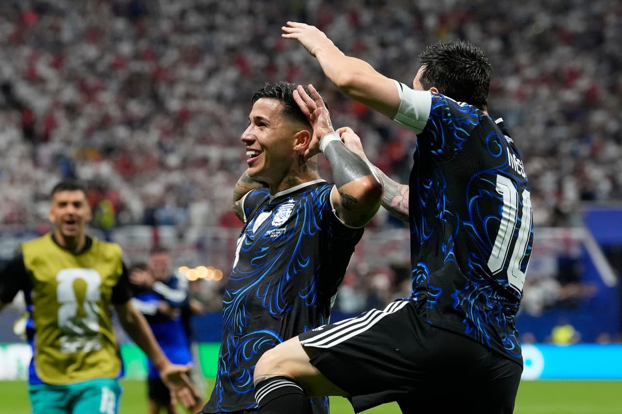Fernández y Messi celebran juntos el primer gol albiceleste.