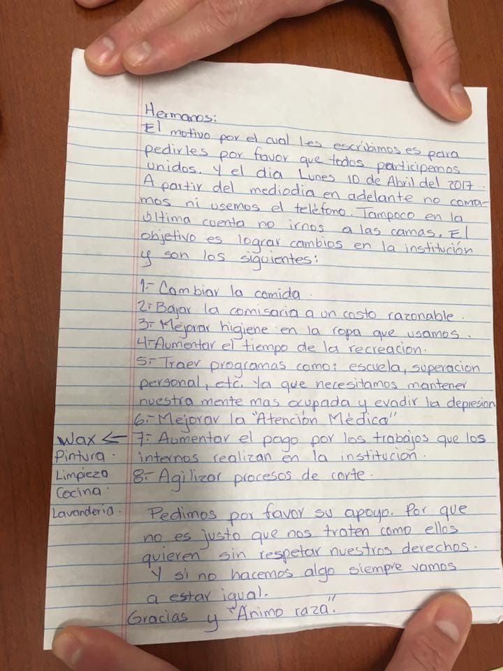 Más de 400 inmigrantes están en huelga de hambre en un centro de detención del ICE, según activistas