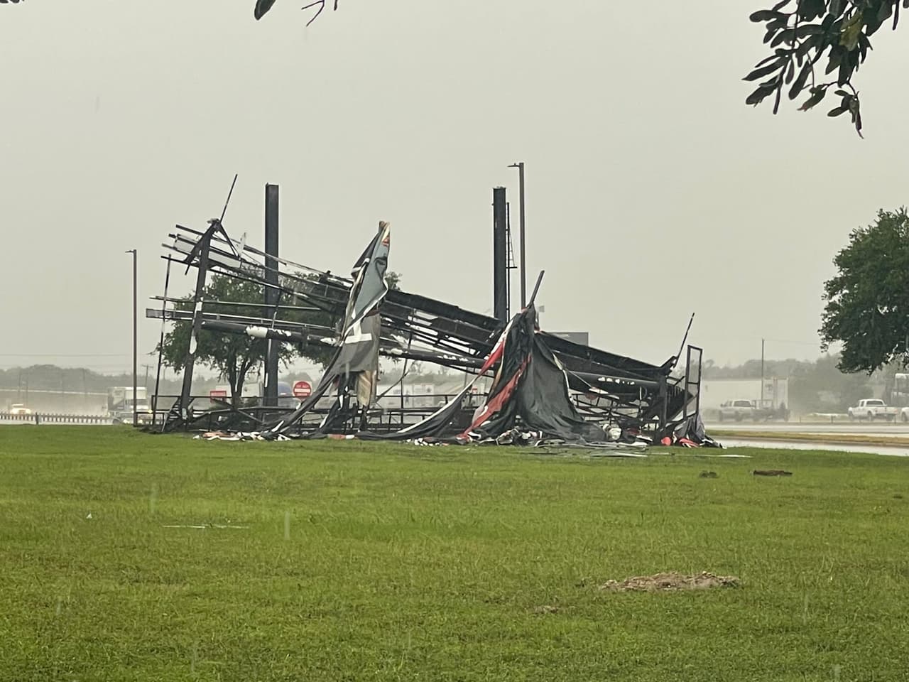 En Terrell, un anuncio completo se vino a abajo derribado por los fuertes vientos.