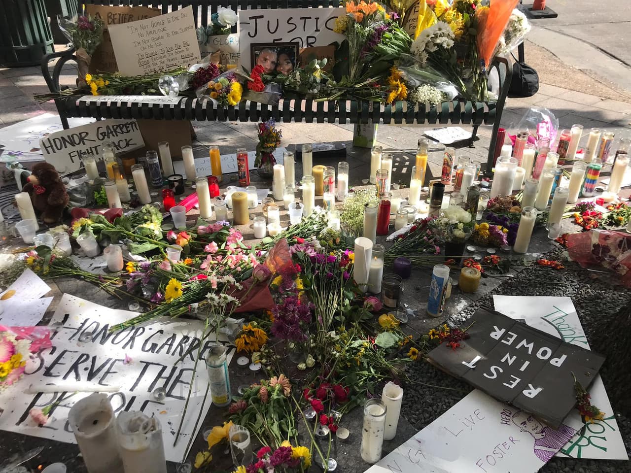 Cientos de personas se reunieron para una vigilia en memoria de Garrett Foster este domingo. El hombre de 28 años fue asesinado a tiros el sábado por la noche en la calle cuarta y la avenida del Congress mientras asistía a una protesta contra la violencia policial y el racismo.