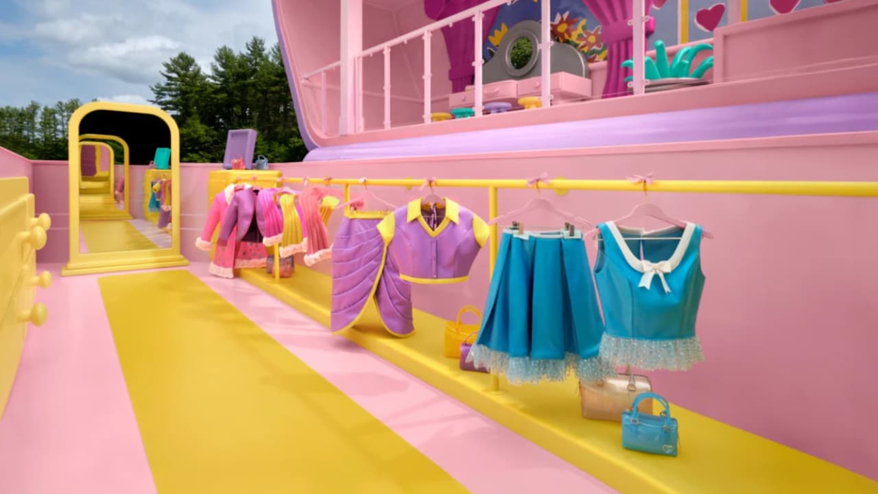 El clóset tiene varias prendas de tamaño real que los huéspedes podrán probarse.