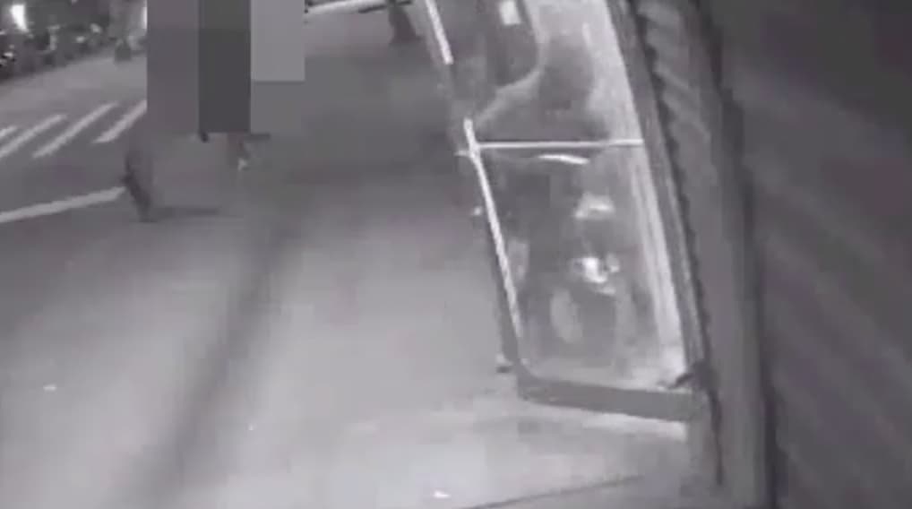 Hombre asalta a mano armada una bodega en El Bronx, espera que todos salgan para entrar