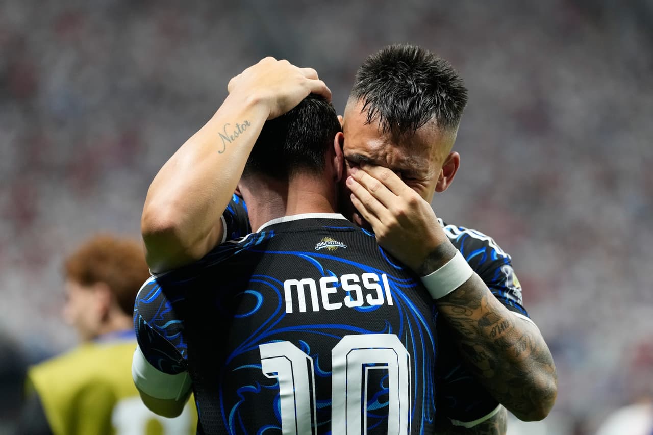 Messi abraza a Lautaro para festejar el gol de la victoria.