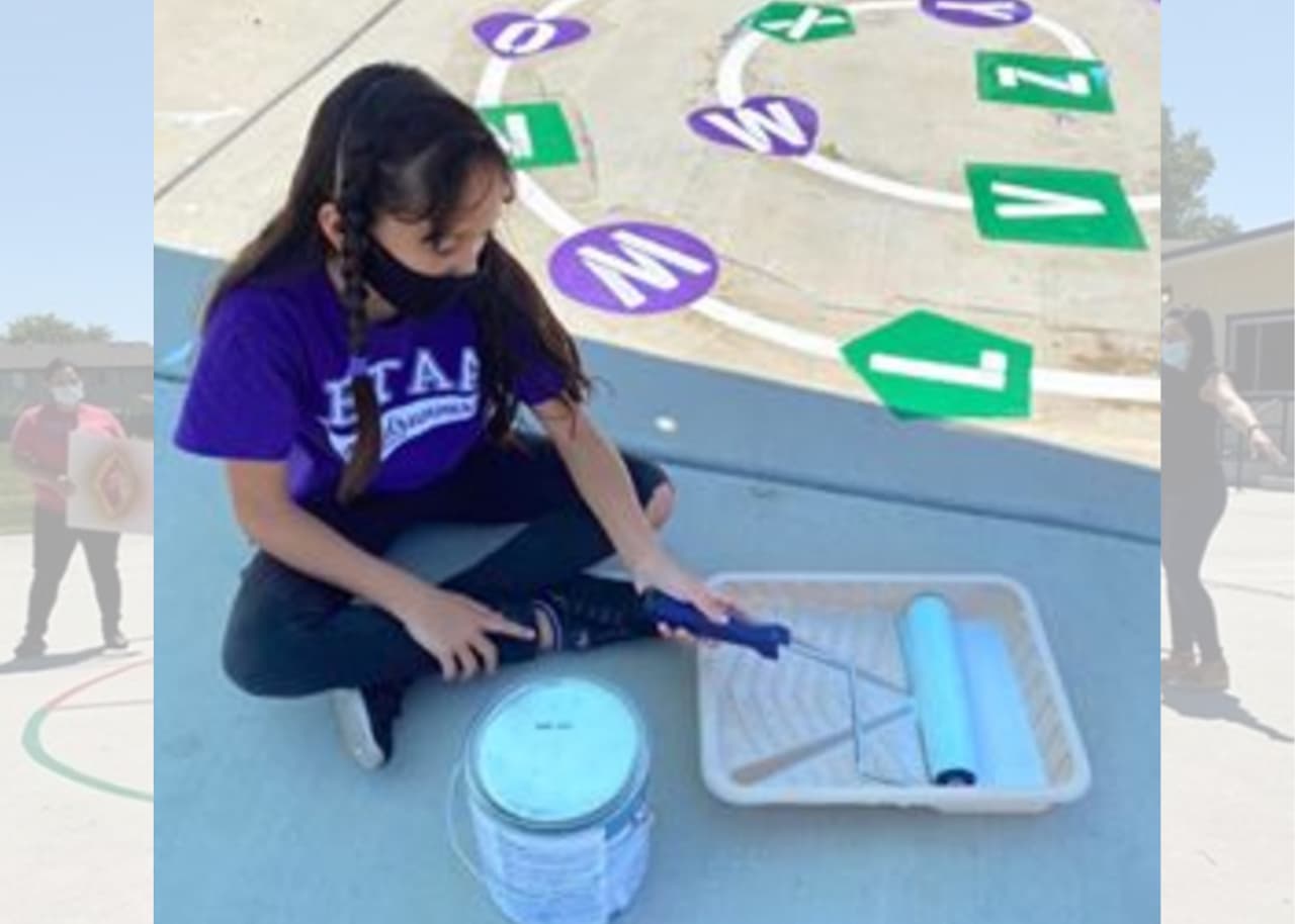 El grupo de padres se encarga de pintar,
<b> limpiar y embellecer canchas deterioradas o estructuras con falta de pintura,</b> para que cuando los estudiantes regresen a clases se lleven una linda sorpresa.