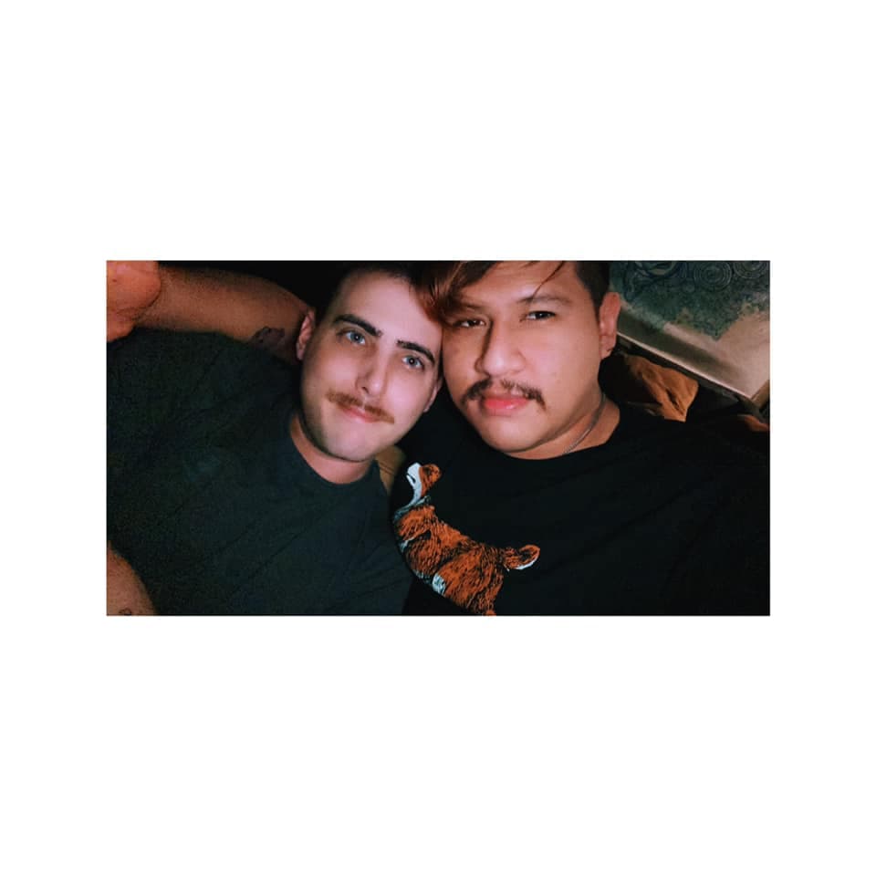 El 14 de enero de 2025, a eso de las 5:30am, los oficiales fueron enviados a un complejo de apartamentos en la cuadra 3500 de Crosby Cedar Bayou en respuesta a un informe de una persona muerta.
<b>La primera persona que llamó, Ty Vaughn, declaró que había encontrado a su prometido sin signos vitales a causa de un suicidio.</b>