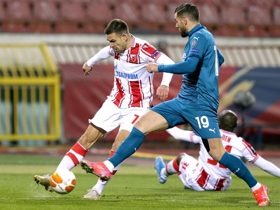 En partidazo, AC Milán y Estrella Roja empatan el marcador 2-2. Parecía que los 'Rossoneri' se llevaban la victoria con goles de Radovan Pankov y penalti de Theo Hernández, pero el gol en solitario de Guelor Kanga y la anotación de último minuto de Milan Pavkov, deja a los rojiblancos en la jugada en los 16avos de la UEFA Europa League.