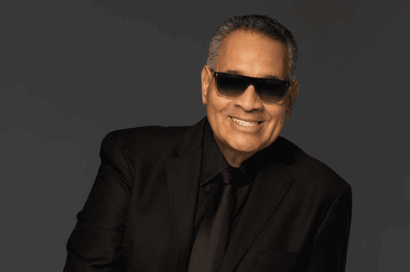 EL ÍCONO DE LA SALSA,TITO NIEVES,CONVIERTE UNA TÍMIDACONFESIÓN AMOROSA EN UNACTO DE COMPLICIDAD EN“BAILEMOS”,SU NUEVO SENCILLO