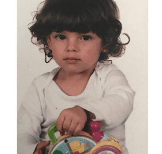 A su corta edad ha mostrado interés por la música e incluso ha sorprendido a su orgullosa mamá con su talento para el modelaje.