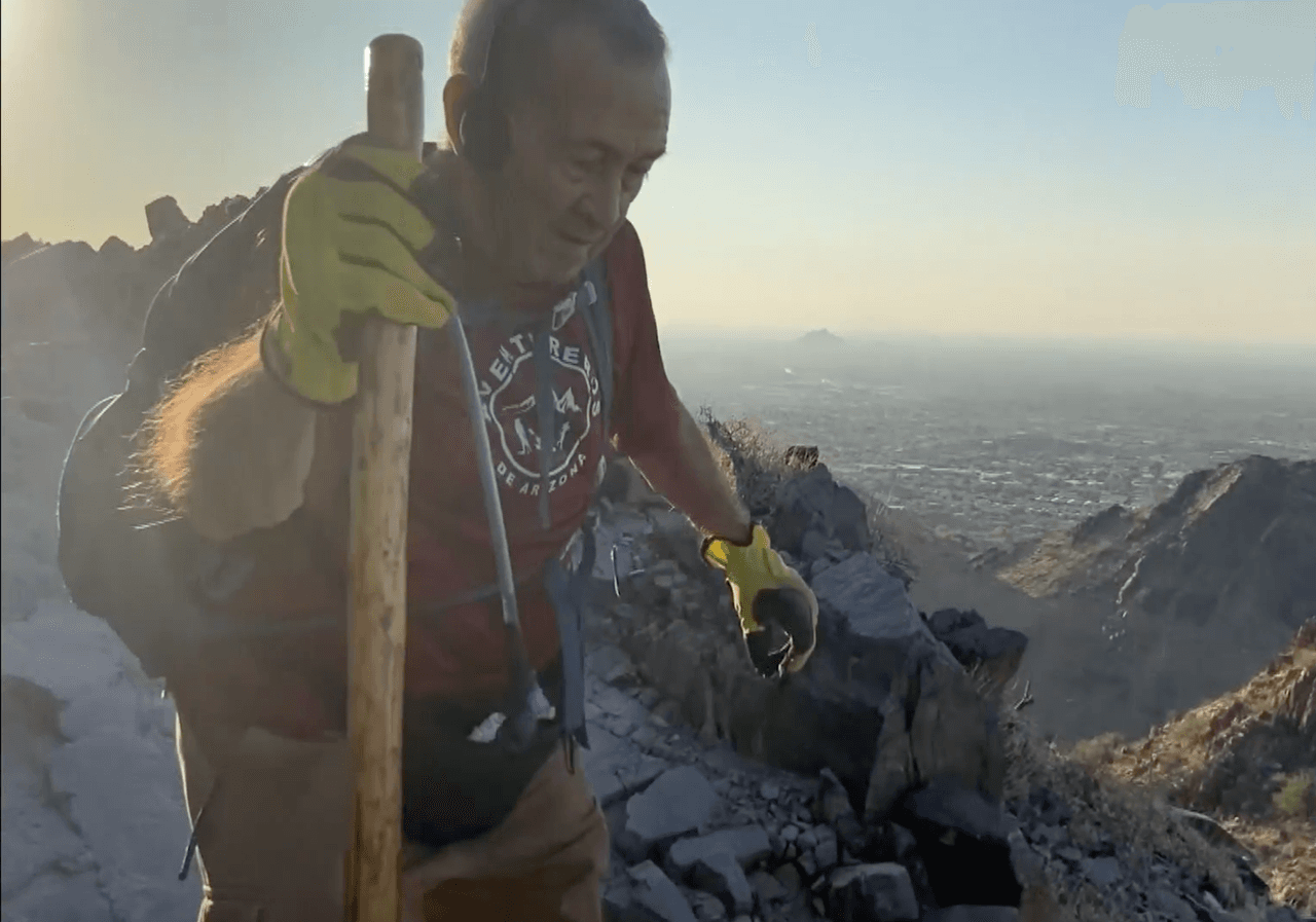 "¿Y cómo le hace para mantenerse activo?", preguntó Univision.
<b>“No hay más nada que hacer, ¿porqué mirar la televisión? Mejor mantenerse activo. Es bueno para la salud”, contesta Don Rubén.</b>
<br>