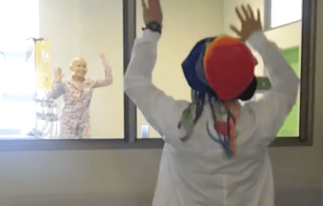 Un niño internado en un hospital baila 'Despacito' y hace llorar a Luis Fonsi