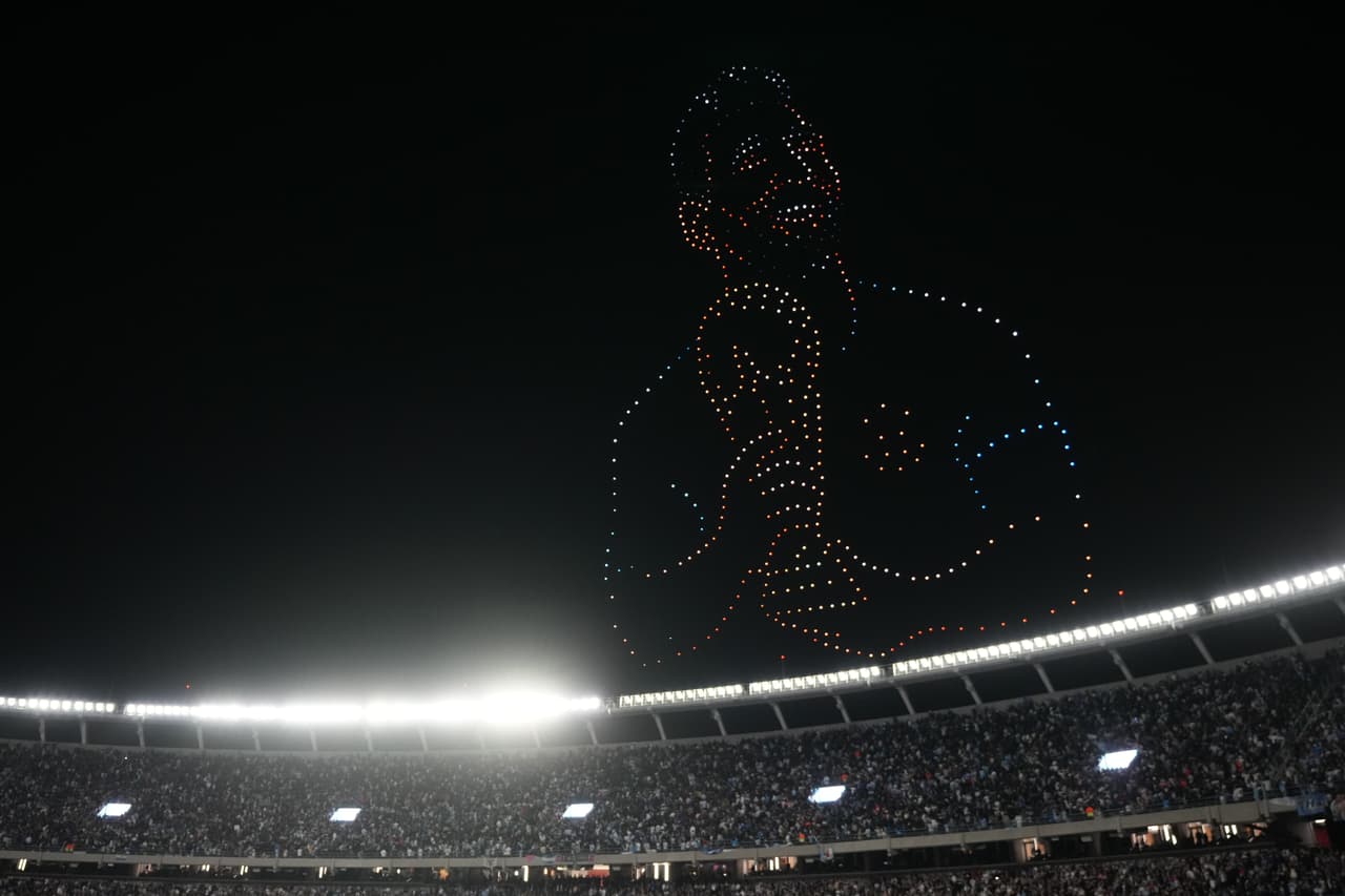 Se observa un espectáculo de drones con la imagen del argentino Lionel Messi al finalizar su último partido con la selección nacional —un encuentro amistoso de fútbol contra Benín— en Buenos Aires, Argentina, el martes 6 de octubre de 2026.