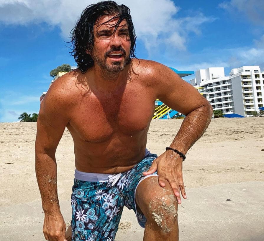 "Por ejemplo, a mí me encanta entrenar y comer bien, pero mi personaje tenía que ser un hombre normal, divorciado, que tiene al cuidado a sus hijos y que además no ha vuelto a salir con ninguna mujer", explicó.
<br>