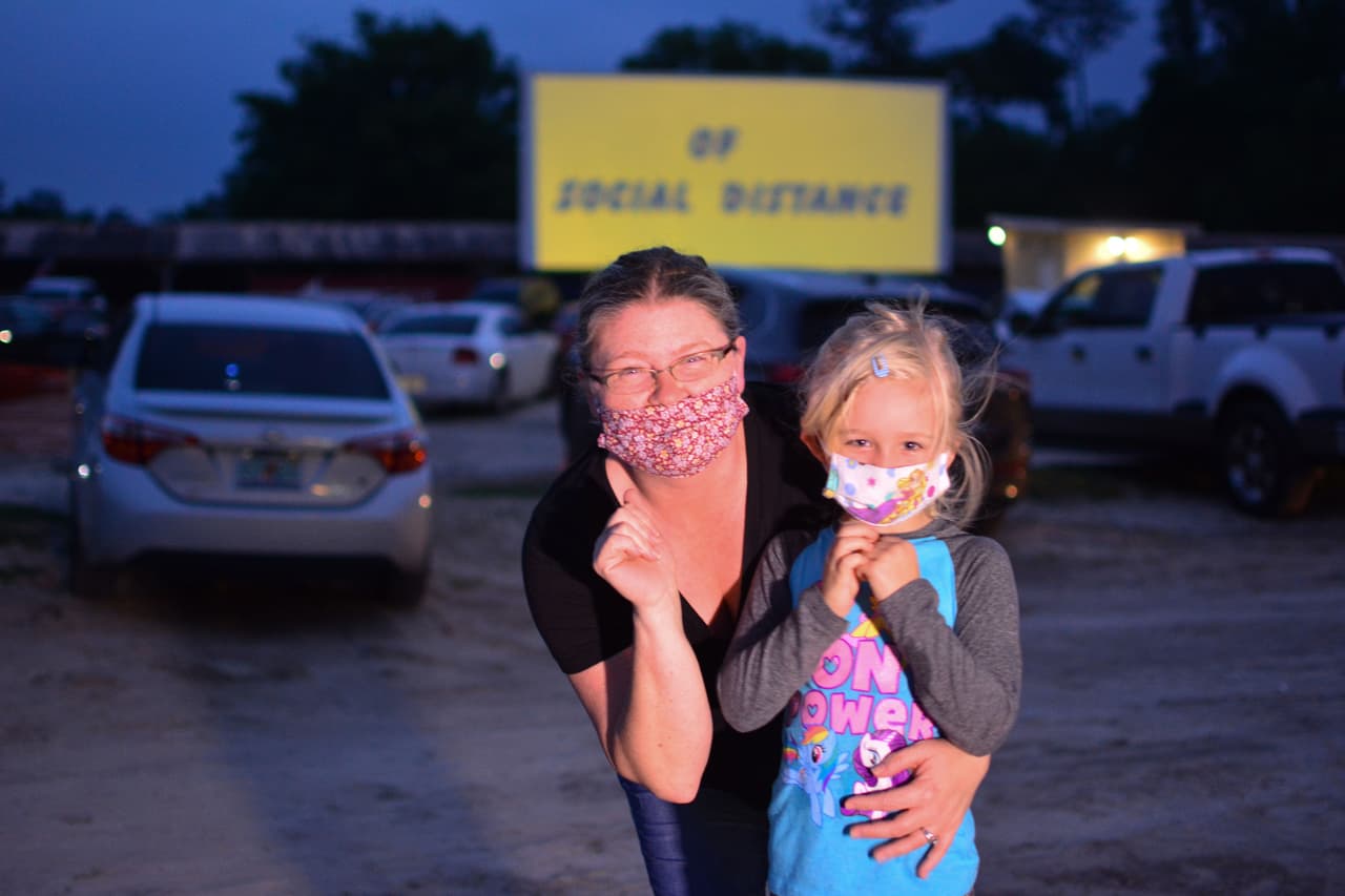 Esta señora llevó a su hija a ver la película, cada una con su mascarilla.
<br>