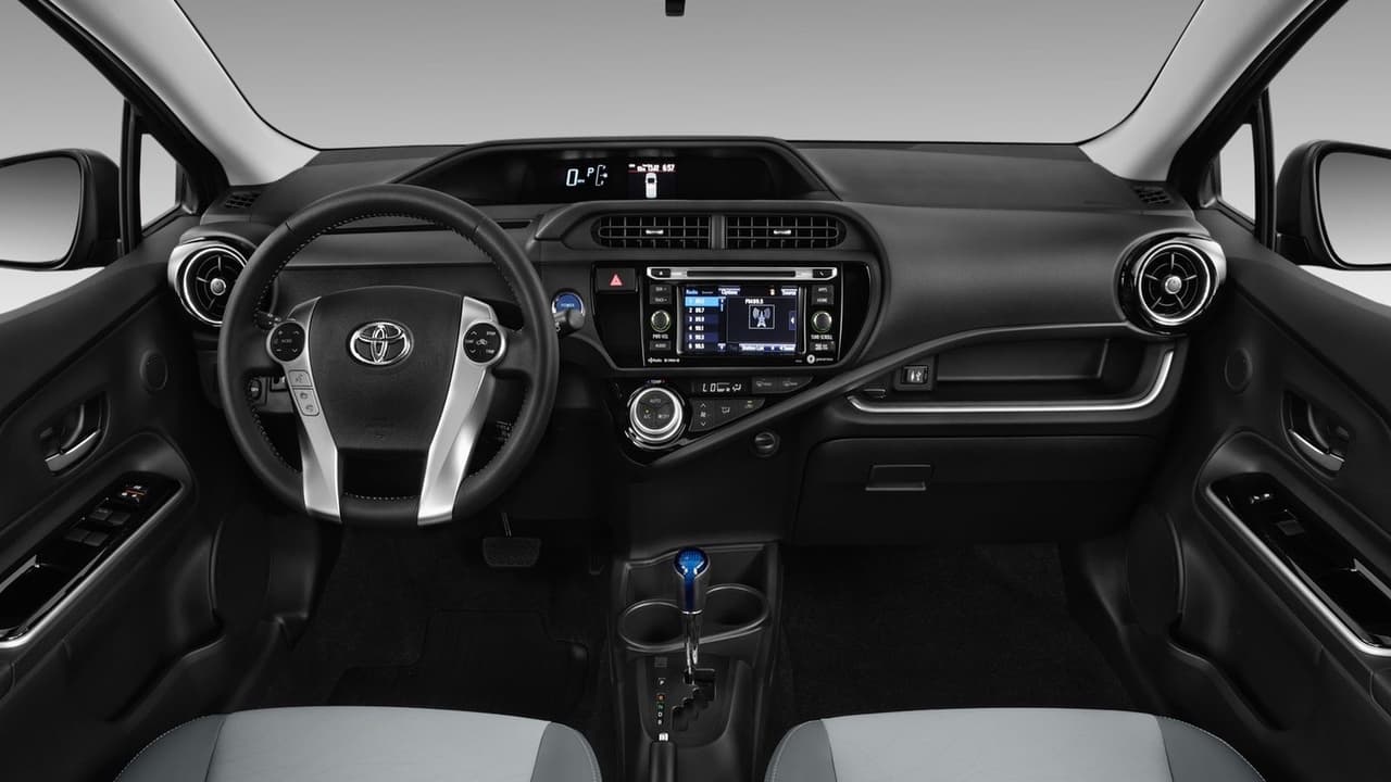 <h3 class="cms-H3-H3">¿Debo comprar uno?</h3>
<br>Para quienes la economía de operación es una prioridad, el Prius C, con un consumo de 48 millas por galón en ciudad y 43 en autopista, es dificil de superar por un auto que no sea un híbrido recargable o 100% eléctrico. Hay que saber que no es, ni intenta ser, lujoso ni elegante y es lento y ruidoso. El Prius C
<b>será descontinuado este año</b> para abrir espacio para el nuevo Toyota Corolla Hybrid, por lo que probablemente se puedan negociar precios interesantes.