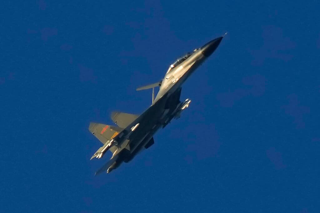 Casi chocan: avión militar de EEUU tuvo que maniobrar para evitar una colisión con un caza chino