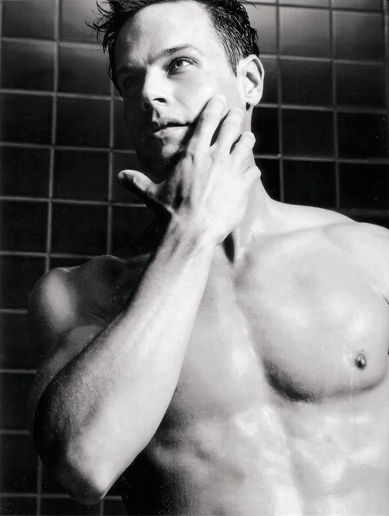 Hombre pasando mando por su rostro