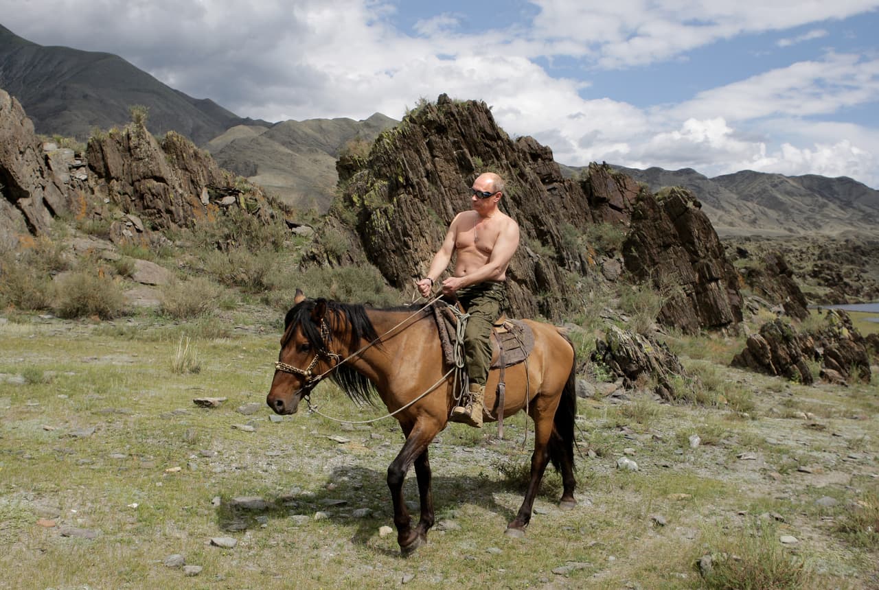 <b>Putin jinete. </b>El entonces primer ministro ruso (entre 2008 y 2012 había intercambiado papeles con Dimitri Medvedev, mediante elecciones) monta descamisado un caballo durante sus vacaciones en Kyzyl, Siberia, 2009, parte de una serie de fotografías muy difundidas por redes sociales.