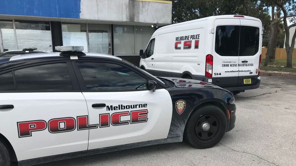 Localizan 3 cuerpos dentro de un vehículo cerca de un complejo de apartamentos en Melbourne